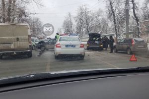 К месту жесткой аварии в Пензе прибыли сотрудники ГИБДД. Фото