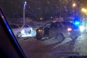 На место серьезного ДТП на проспекте Победы в Пензе приехала «скорая»