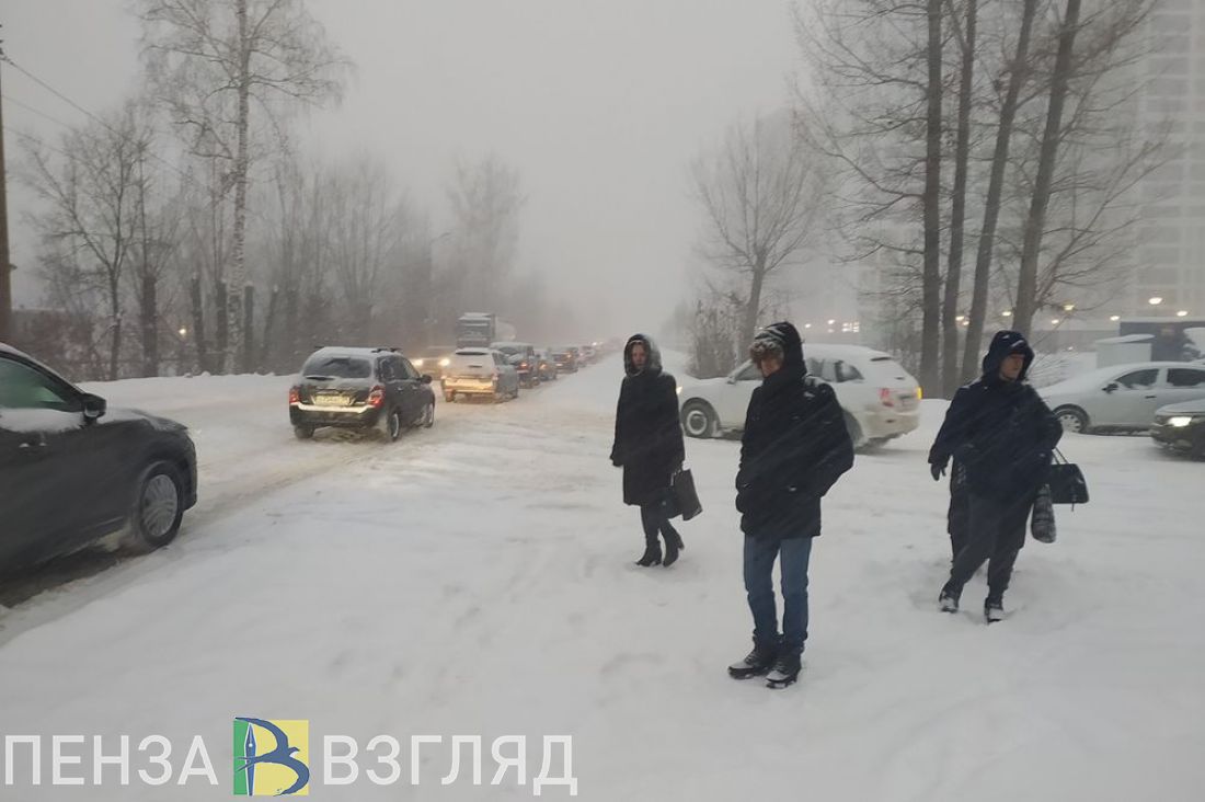 Центр Пензы парализован из-за мощного снегопада. Фото