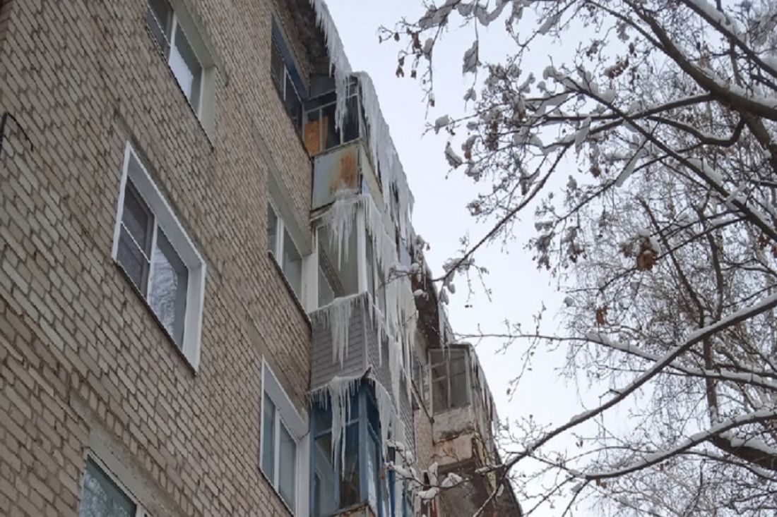 Пензячка пожаловалась на двухэтажные сосульки