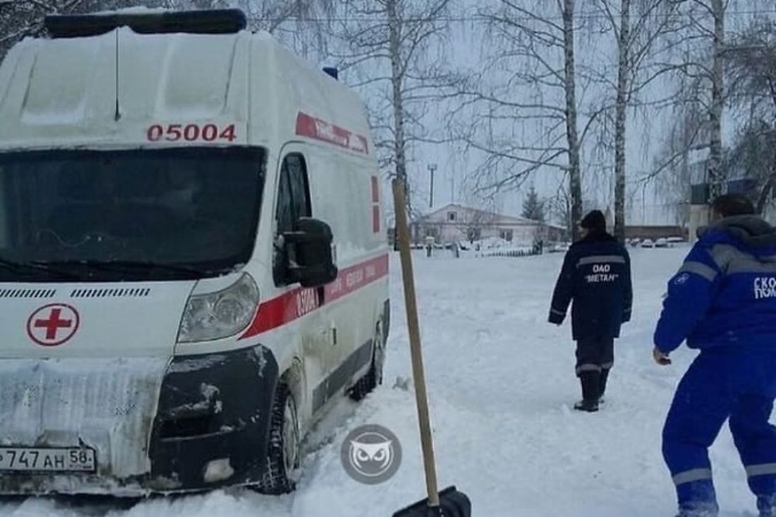 В Пензенской области машина «скорой помощи» застряла в снегу