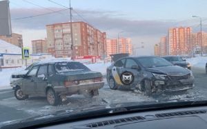 В Пензе на улице Антонова автомобиль такси попал в ДТП