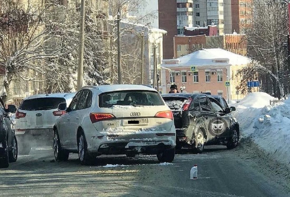 В Пензе на улице Захарова столкнулись две иномарки