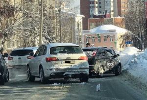 В Пензе на улице Захарова столкнулись две иномарки
