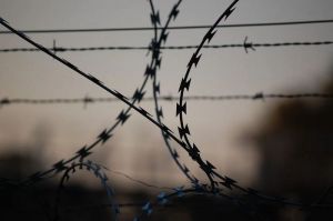Мужчину, заразившего ВИЧ двух дочерей и двух жен, приговорили к 14 годам колонии
