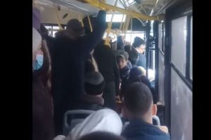 Из-за перегруженности в автобус Новокузнецка не смогли войти даже контролеры