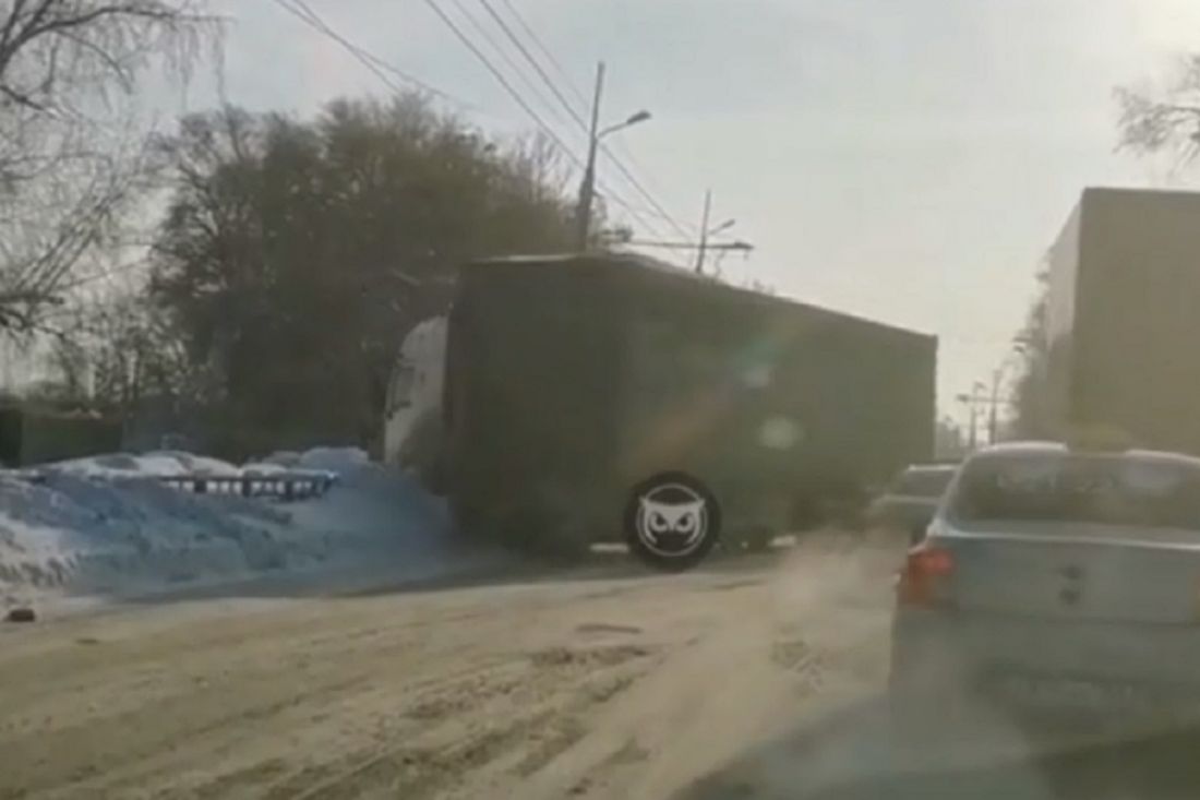 В Пензе фура влетела в сугроб и перекрыла проезжую часть. Видео