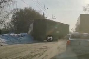 В Пензе фура влетела в сугроб и перекрыла проезжую часть. Видео