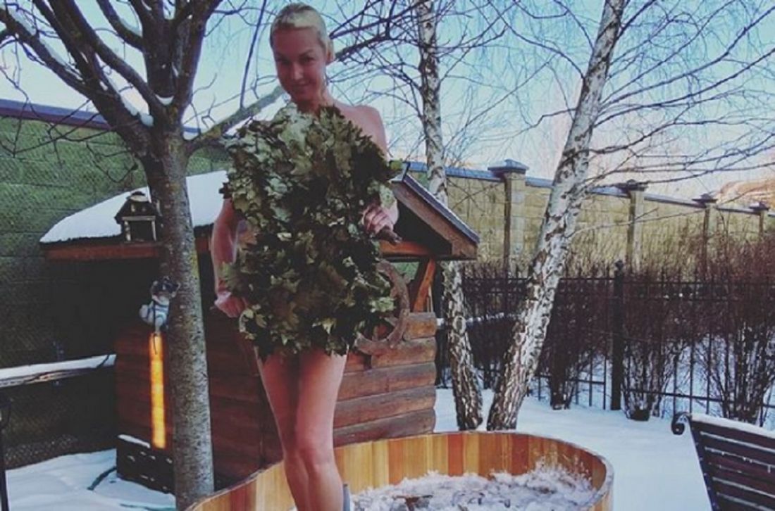 Прикрывшись банным листом. Волочкова продемонстрировала фигуру, стоя в купели в мороз