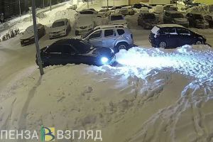 На улице Антонова в Пензе водитель припарковался на тротуаре. Фото