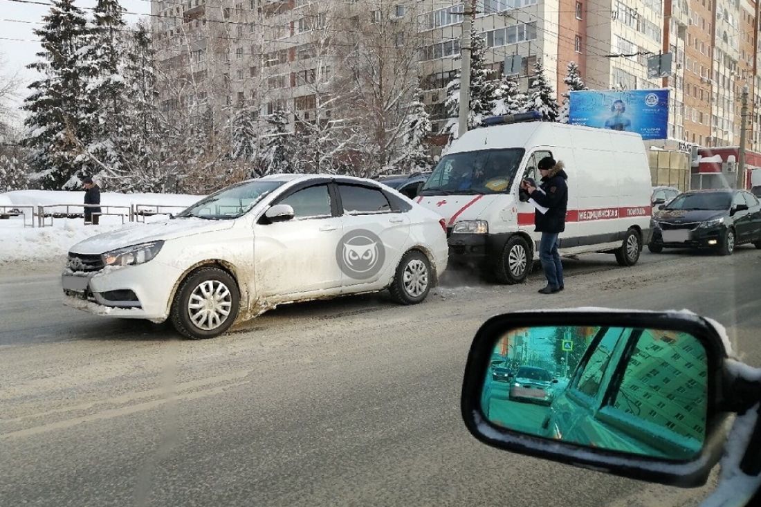 В центре Пензы столкнулись «скорая помощь» и «ВАЗ»