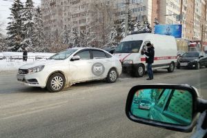 В центре Пензы столкнулись «скорая помощь» и «ВАЗ»