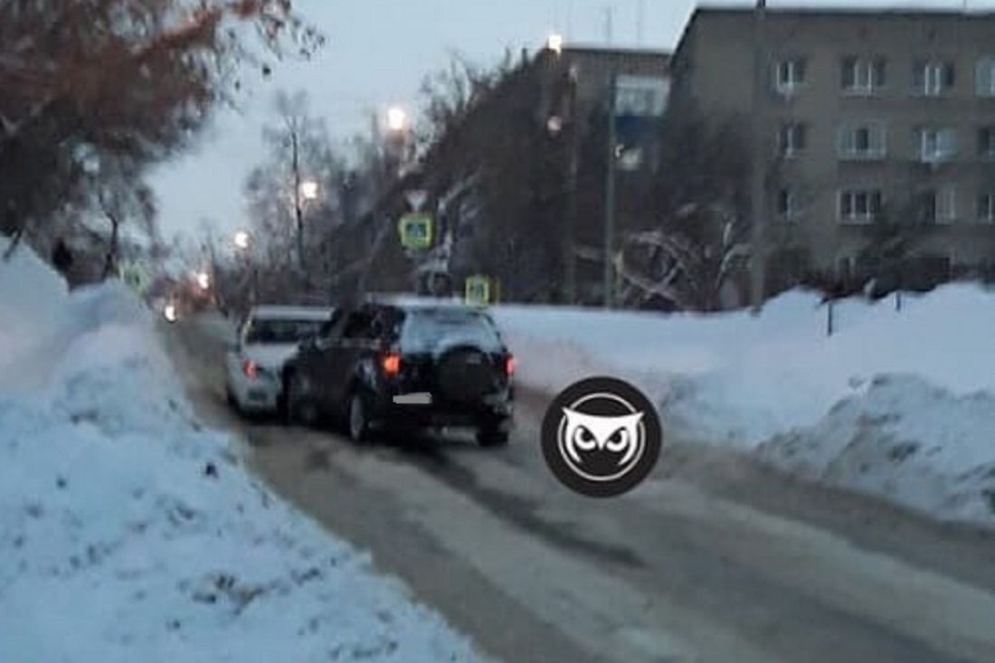 На Южной поляне в Пензе лоб в лоб столкнулись две легковые машины