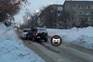 На Южной поляне в Пензе лоб в лоб столкнулись две легковые машины