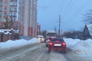 Застрявшая в пензенской Терновке фура полностью перекрыла дорогу
