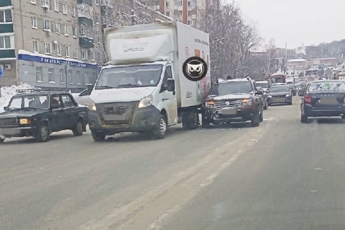 В центре Пензы иномарка столкнулась с «ГАЗелью»