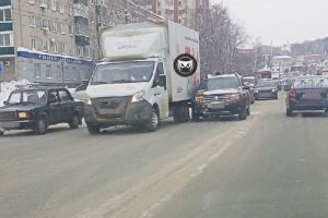 В центре Пензы иномарка столкнулась с «ГАЗелью»