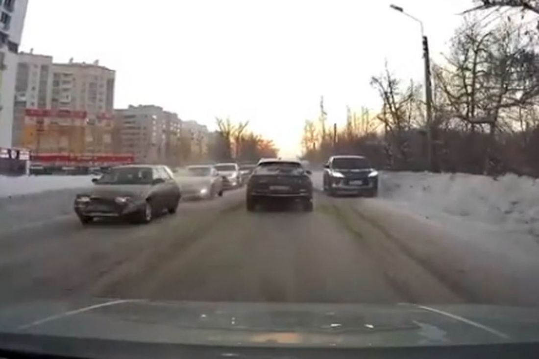 В Пензе водители объезжали пробку по встречке и обочине одновременно. Видео