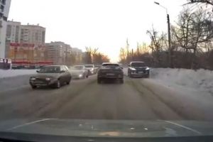 В Пензе водители объезжали пробку по встречке и обочине одновременно. Видео