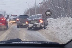 В пензенском микрорайоне Арбеково иномарка влетела в сугроб