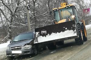 На Севере в Пензе трактор покорежил «морду» иномарки