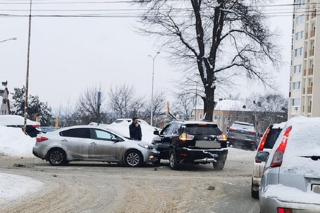 В Пензе иномарка протаранила кроссовер «Lexus»