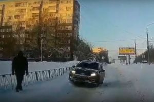 В Пензе невозмутимый таксист проехал под «кирпич». Видео