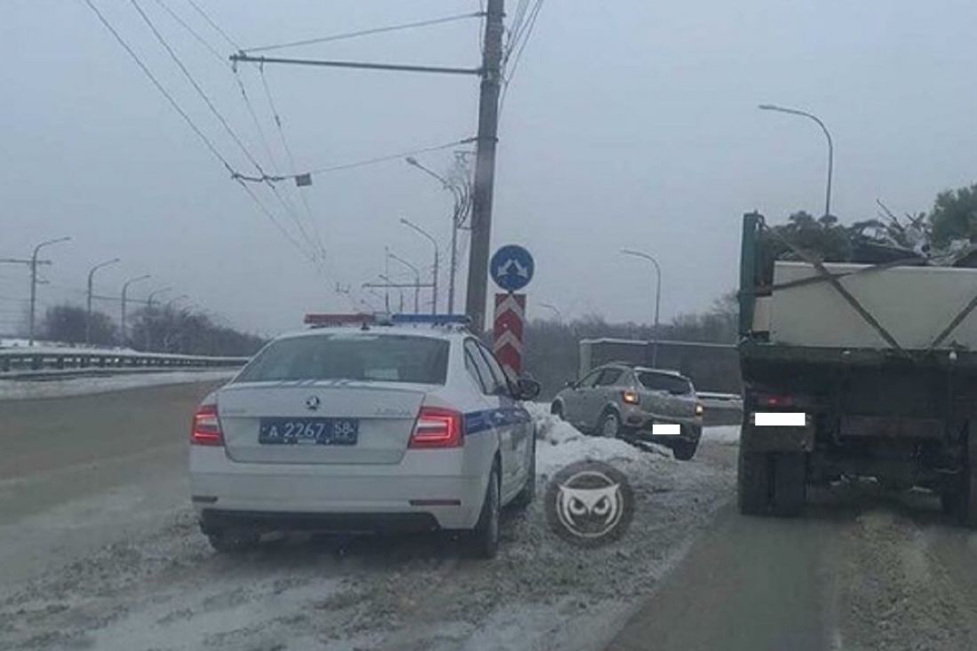 В Пензе водитель иномарки не справился с управлением и снес дорожный знак