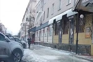 В центре Пензы на девушку с крыши обрушился снежный навал. Видео
