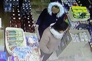 Камера в пензенском магазине зафиксировала, как девушка крадет бутылку виски