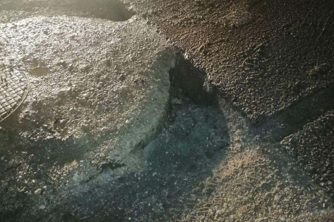 На Ударной улице Пензы водитель сломал бампер об торчащий колодец