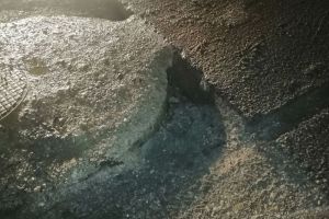 На Ударной улице Пензы водитель сломал бампер об торчащий колодец