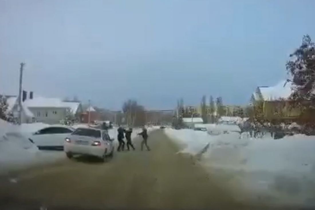 В Пензе на видео попала жестокая драка водителей на проезжей части