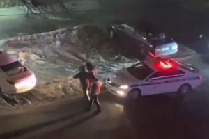 Соцсети: в Пензе пьяный водитель сопротивлялся задержанию и буянил. Видео