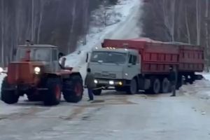 В Пензенской области грузовик не смог подняться в гору по обледенелой дороге. Видео