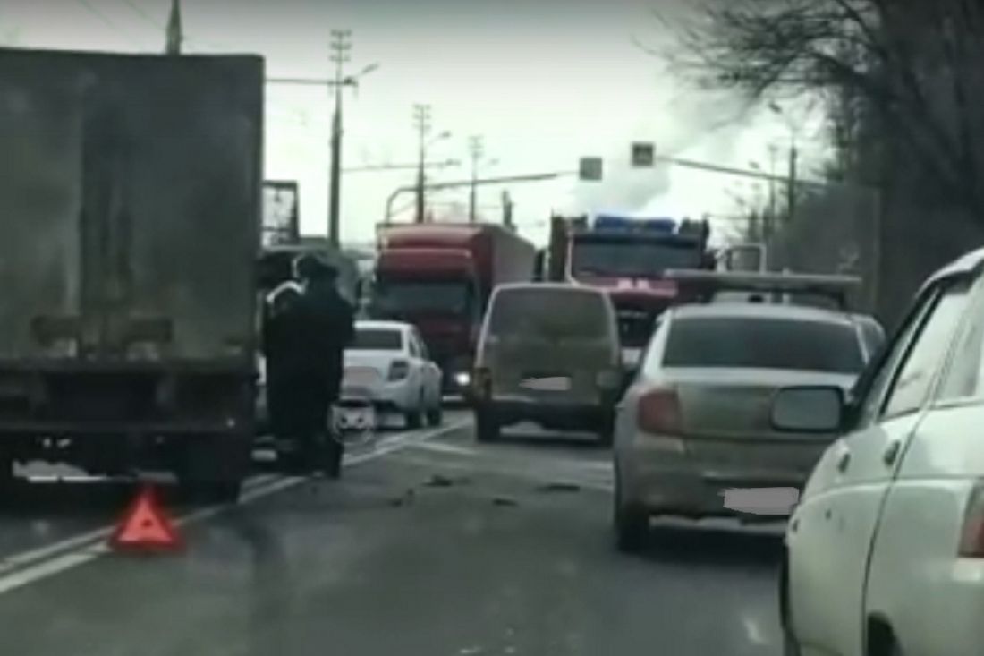 К месту ДТП в Пензе прибыли экстренные службы. Видео