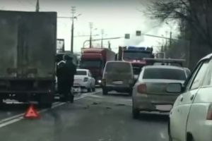 К месту ДТП в Пензе прибыли экстренные службы. Видео