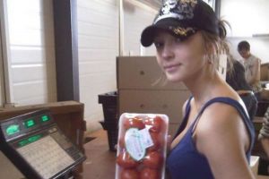 «Фасовали помидоры и огурцы». Настя Ивлеева рассказала о своей первой работе