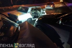 На улице Измайлова в Пензе три машины попали в жесткую аварию. Фото