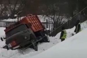 В Пензенской области мусоровоз слетел в кювет из-за нечищеной дороги. Видео
