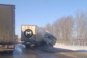 К месту жесткого ДТП на трассе М-5 в Пензенской области прибыла «скорая». Фото