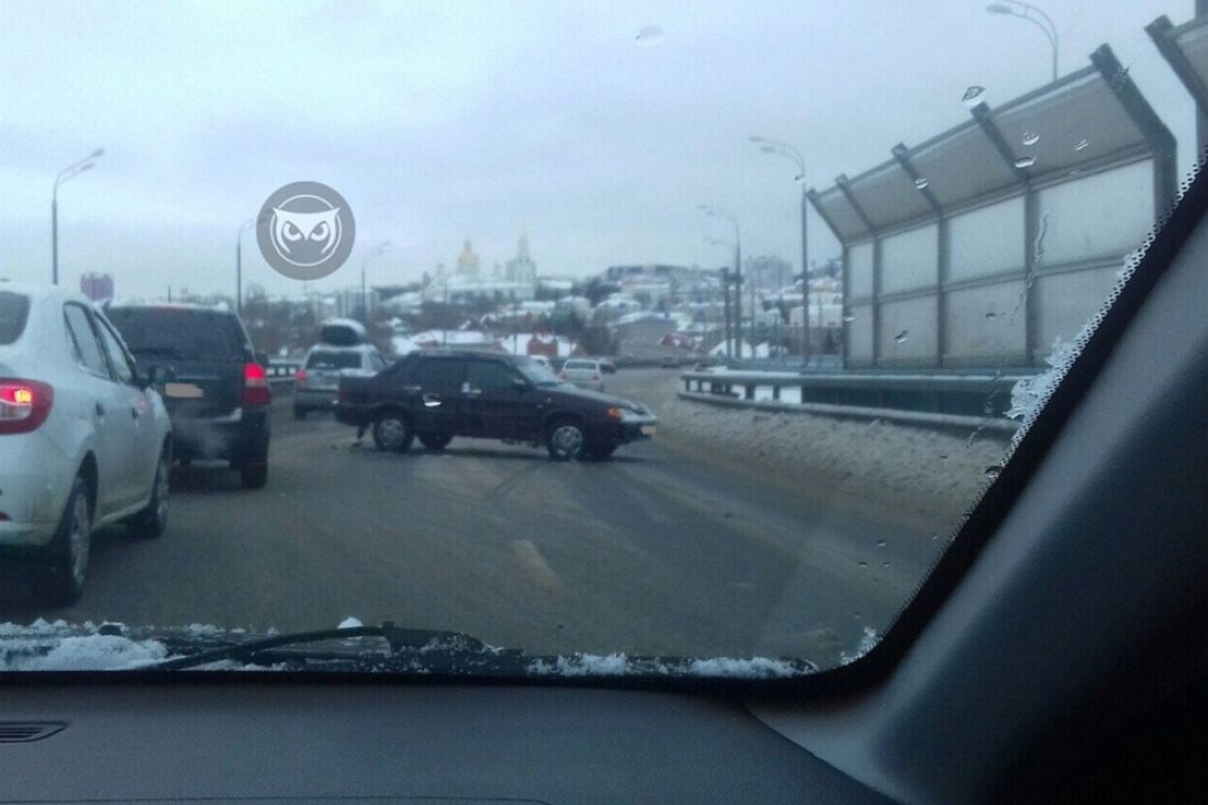 На мосту в Пензе легковую машину развернуло поперек дороги