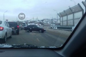 На мосту в Пензе легковую машину развернуло поперек дороги