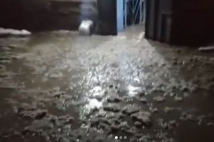 Пензенец не смог пройти к своему дому из-за лопнувшей трубы. Фото