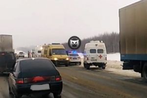«Скорая», сотрудники ГИБДД и МЧС прибыли к месту жесткого ДТП в Пензенской области