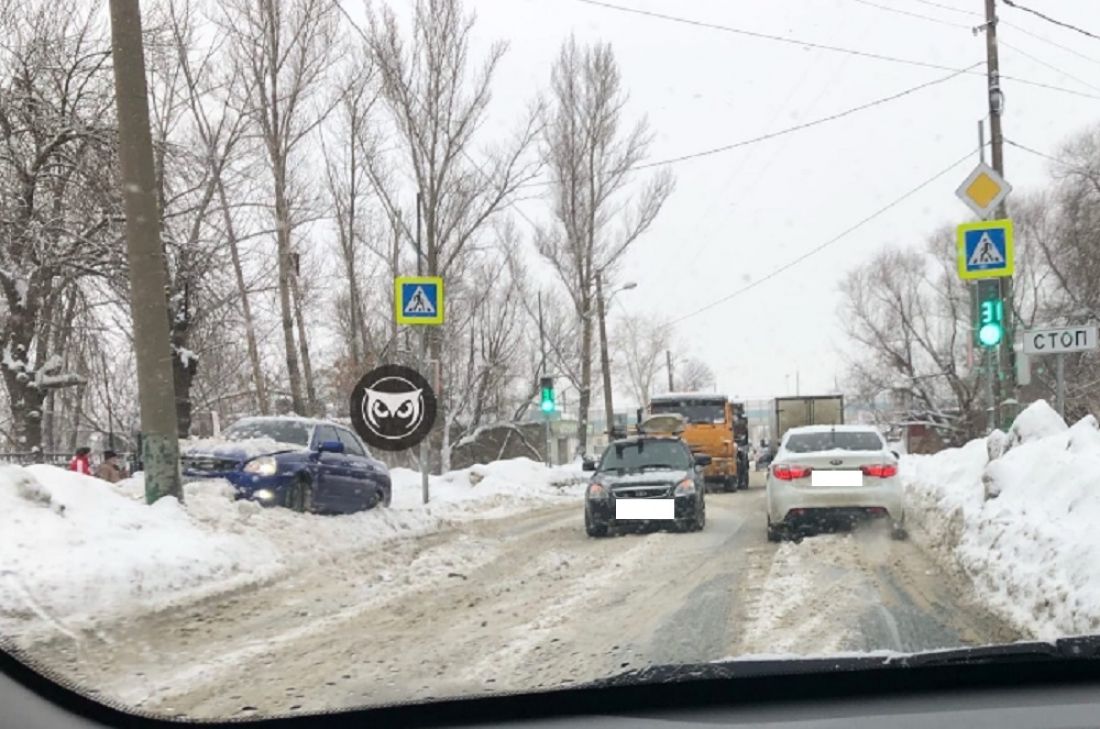В районе Маяк в Пензе легковушка едва не врезалась в столб