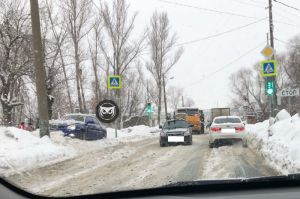 В районе Маяк в Пензе легковушка едва не врезалась в столб