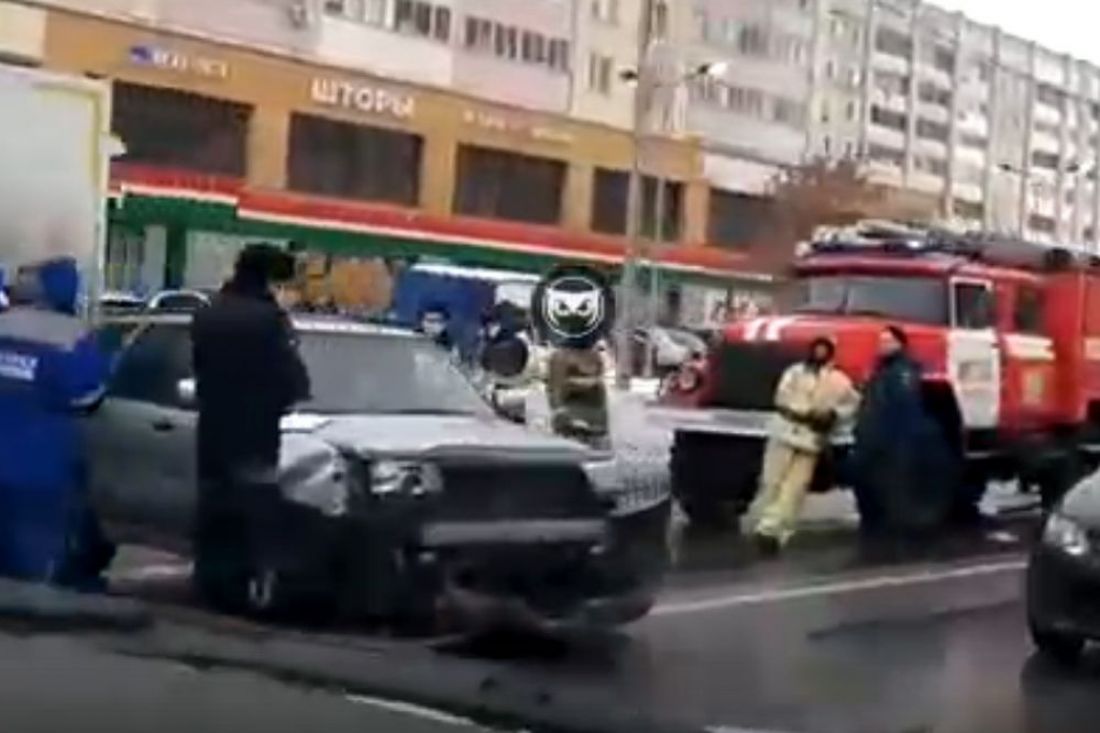 На улицу Антонова в Пензе к месту ДТП приехала скорая и спасатели. Видео