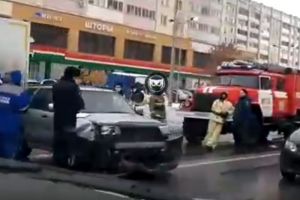 На улицу Антонова в Пензе к месту ДТП приехала скорая и спасатели. Видео