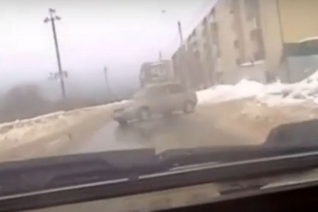 В Пензенской области водитель врезался в сугроб, чтобы избежать аварии. Видео